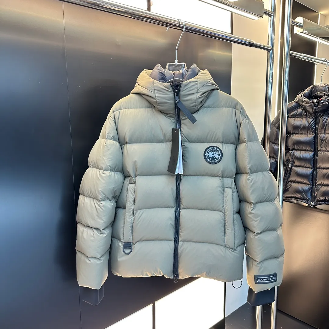 P940 2️⃣0️⃣2️⃣4️⃣The latest Canada goose black label down jacket. The goose black label down jacket is a must-have in the outerwear industry! The latest designer styles! The goose down jacket has always been a popular element of fashion and is loved by experts from all walks of life! Fashionable hooded cut, high-end customer-supplied fine goose down, high resilience, smooth zipper, strong and firm. Pockets on both sides can store small items, free your hands, and you can go out without worries. It can also meet the need of putting your hands in your pockets👏👏Produced by Big Goose, it can be used as a group uniform by many celebrities. This down jacket uses a double-layer anti-down lining design, which has strong windproof performance and will be very warm in winter! New standard 90% goose down filling, high fluffiness, windproof hooded design. When walking outdoors, pull the collar to the highest position, put your hands in the pockets and it will be very warm. It can be easily controlled by all body types! The interior is equipped with an elastic snow skirt design for better wrapping. The simple and neat style design highlights the masculine temperament. The impeccable style is classic and never goes out of style. It is warm and practical, and it is versatile! You can enter with your eyes closed!  Size: XS-XXL Color: black gray